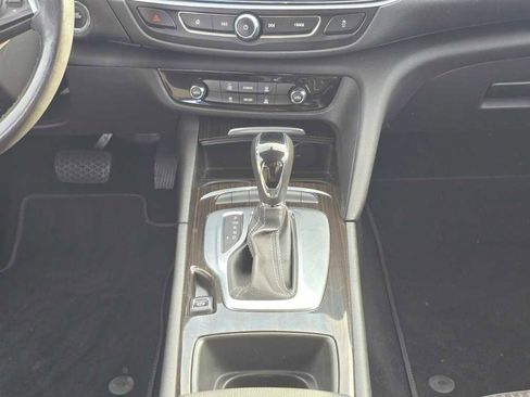 Used 2019 Buick Regal Preferred image 13