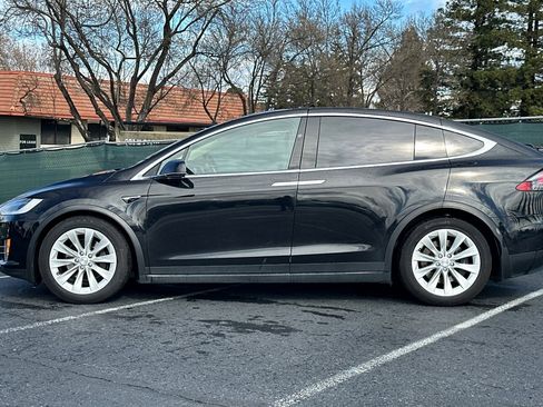 Used 2018 Tesla Model X 100D image 2