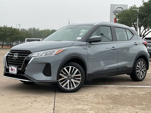 Used 2023 Nissan Kicks SV FWD image 2