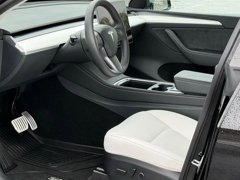 Used 2025 Tesla Model Y Performance image 5