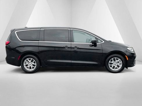 Used 2023 Chrysler Pacifica Touring-L image 10