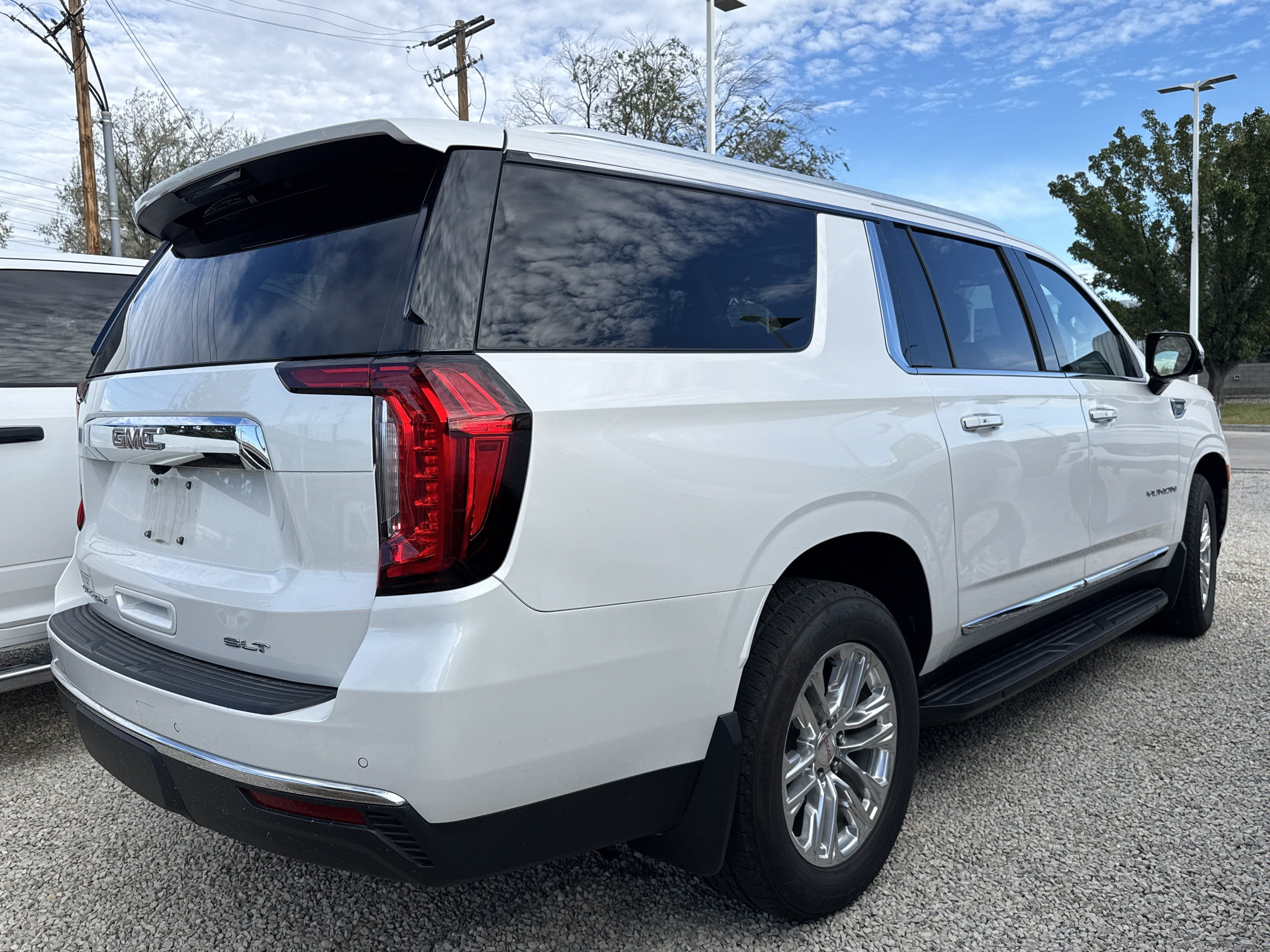 Used 2021 GMC Yukon XL SLT w/ SLT Luxury Plus Package AWD/4WD image 3