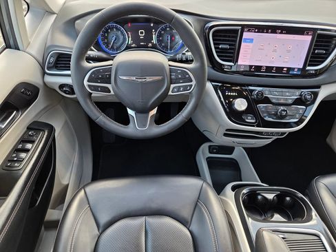 Used 2023 Chrysler Pacifica Touring-L FWD image 16