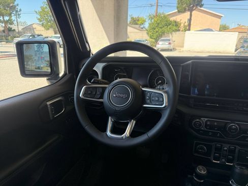 Used 2025 Jeep Wrangler Unlimited Sahara AWD/4WD image 32