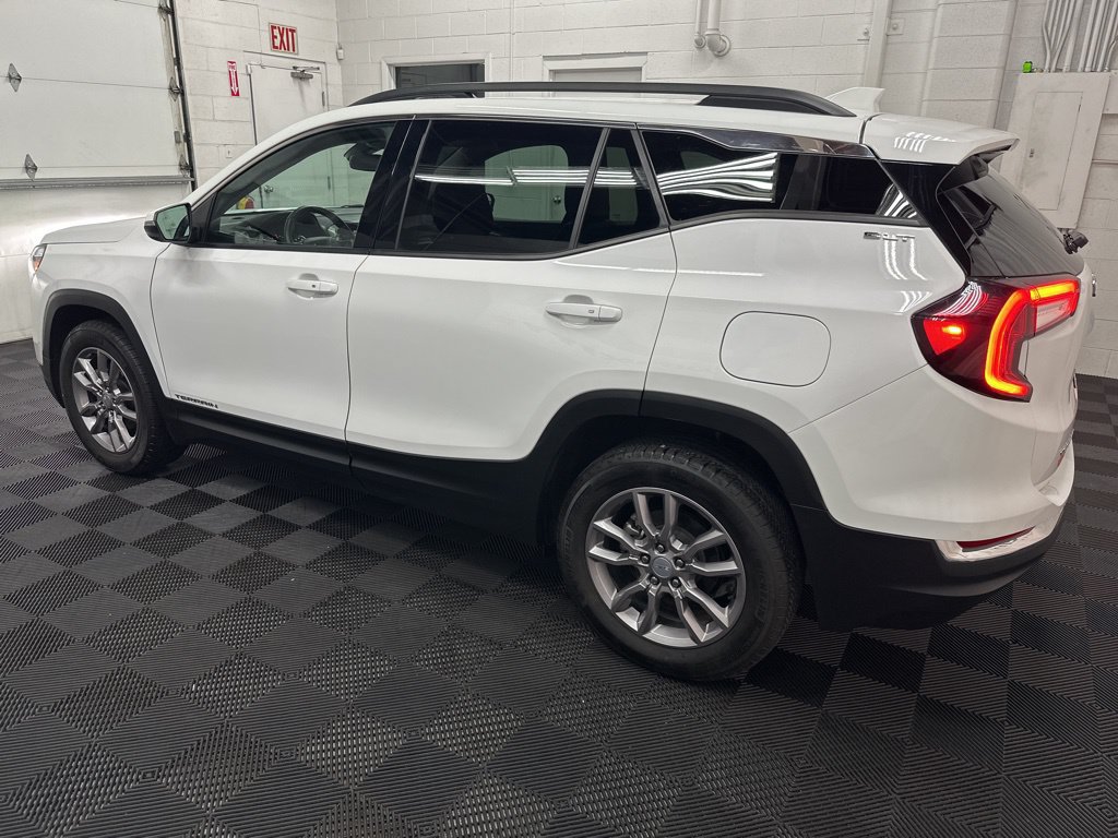 Used 2024 GMC Terrain SLT AWD/4WD image 7