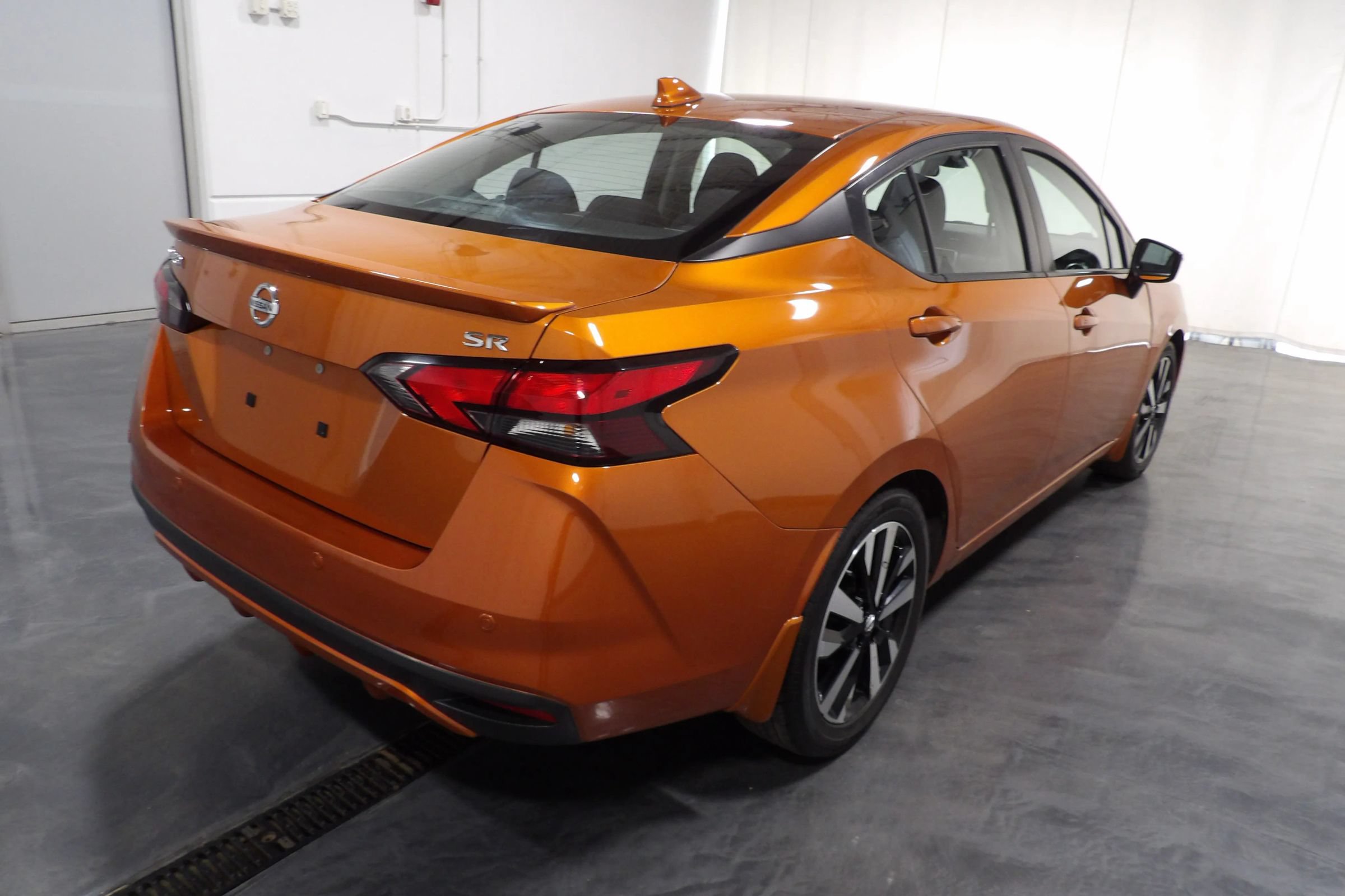 Used 2022 Nissan Versa SR FWD image 5