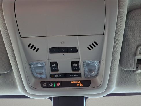 Used 2023 Chevrolet Equinox Premier AWD/4WD image 25