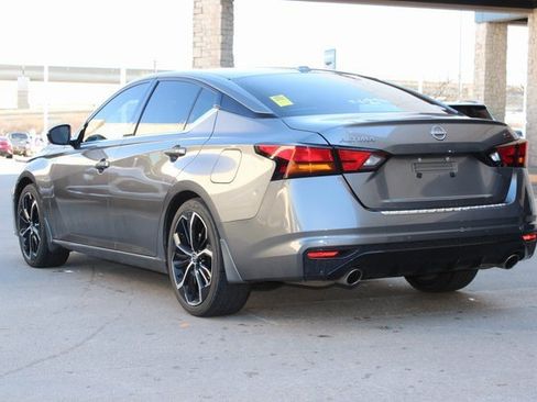 Used 2023 Nissan Altima 2.5 SR w/ SR Premium Package image 3