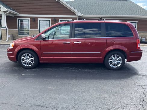 Used 2009 Chrysler Town & Country Limited w/ Entertainment Group #3 FWD image 6