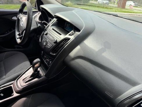 Used 2017 Ford Focus SE FWD image 25