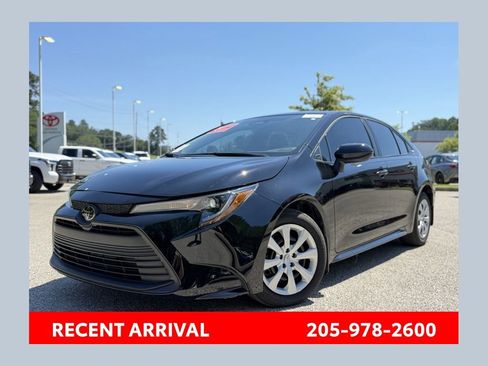 Used 2025 Toyota Corolla LE FWD image 1
