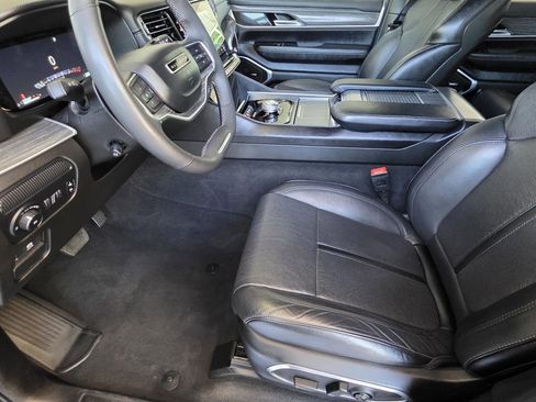 Used 2024 Jeep Wagoneer L Series II RWD image 7