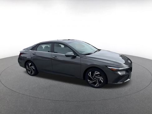 Used 2025 Hyundai Elantra SEL image 2