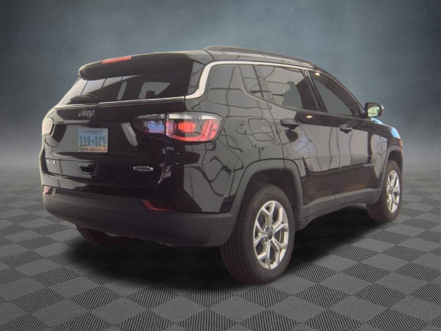 Used 2025 Jeep Compass Latitude w/ Sun & Sound Group AWD/4WD image 4
