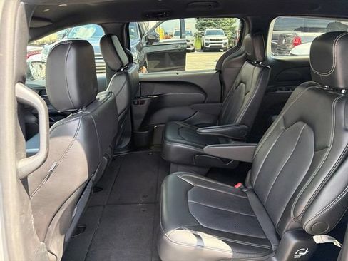 Used 2025 Chrysler Pacifica Select FWD image 18