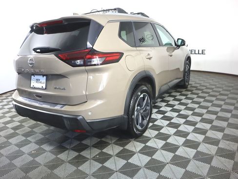 Used 2024 Nissan Rogue SV w/ SV Premium Package image 7