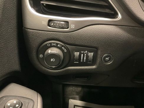 Used 2019 Jeep Cherokee Limited AWD/4WD image 16