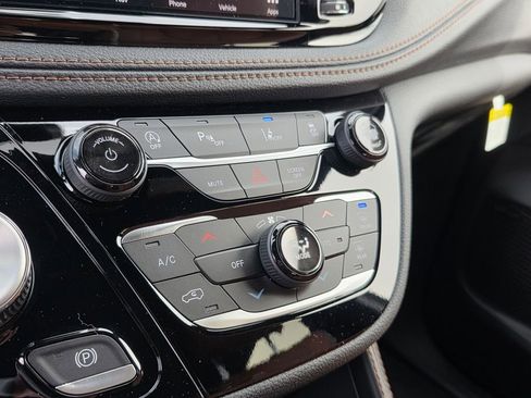 New 2026 Chrysler Pacifica Pinnacle image 16