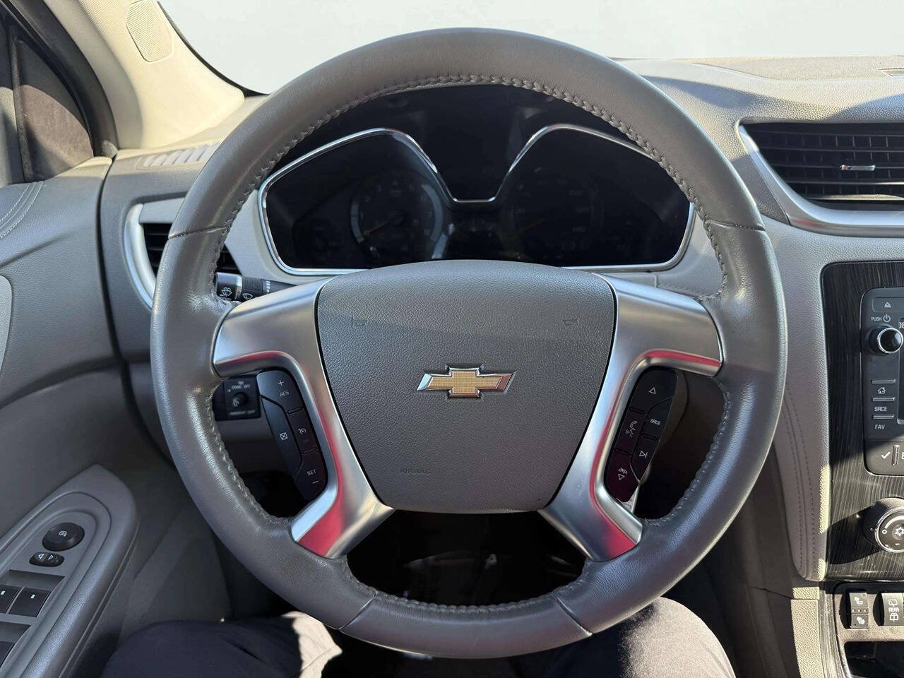Used 2017 Chevrolet Traverse LT w/ Style and Technology Package FWD image 17