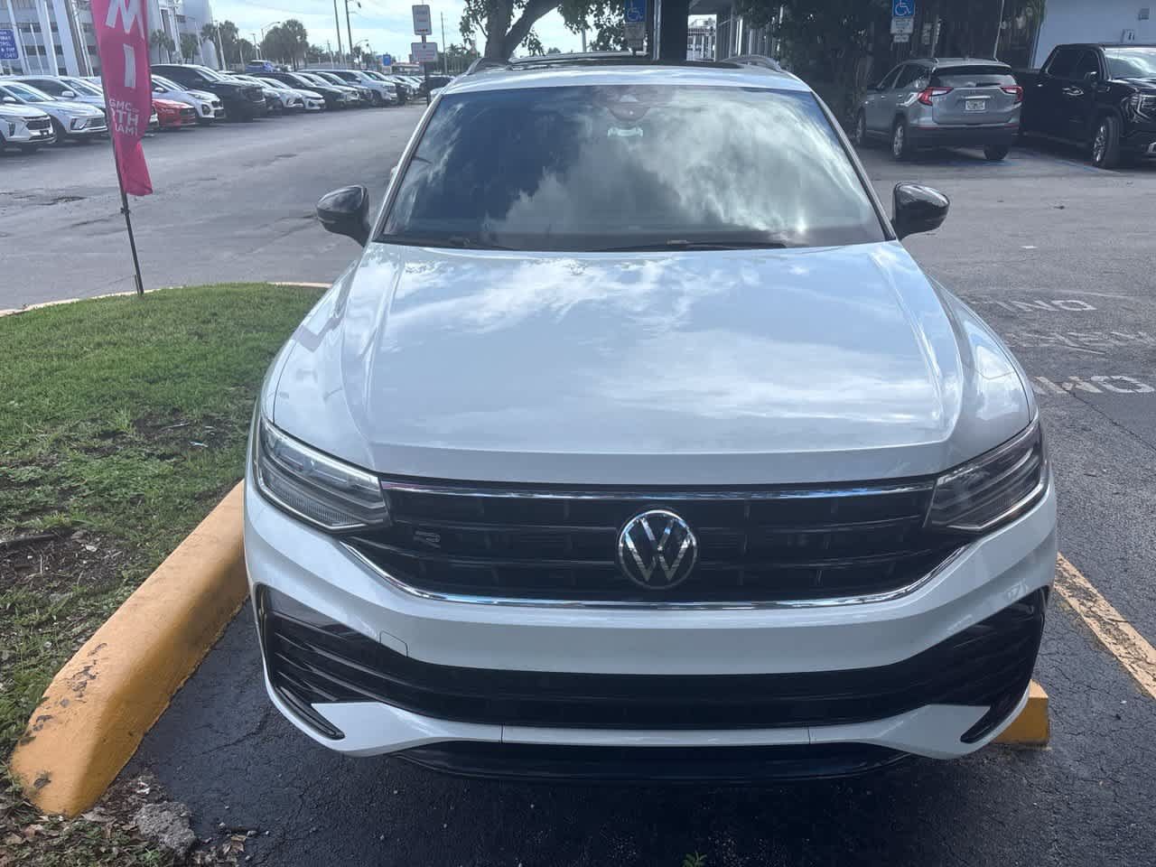 Used 2024 Volkswagen Tiguan SE R-Line FWD image 3
