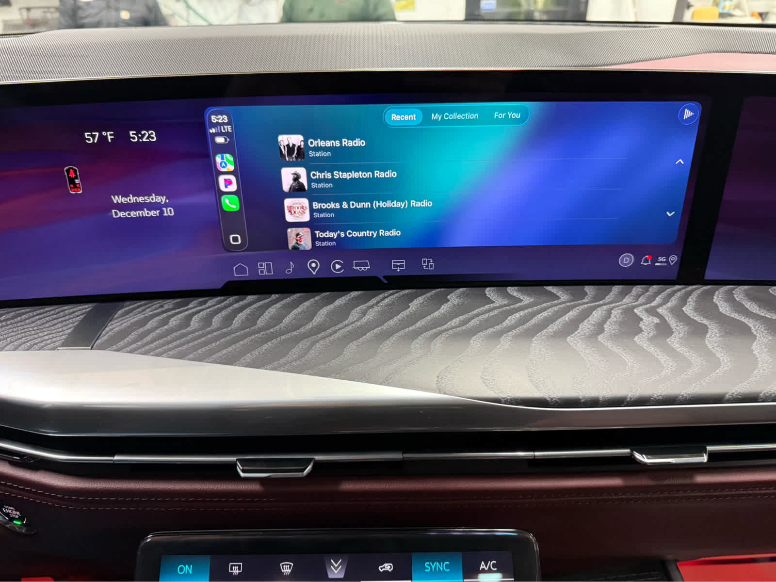 Used 2026 Cadillac Escalade Luxury w/ LPO, Floor Liner Package AWD/4WD image 16