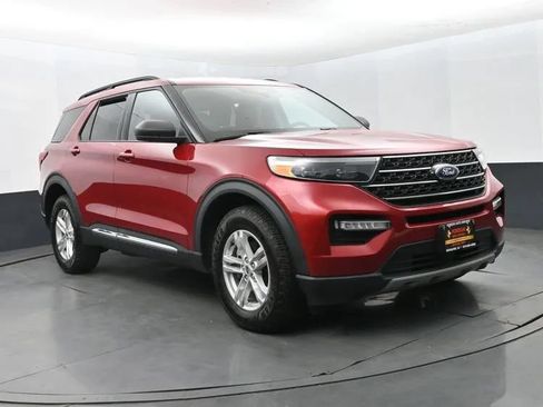 Used 2022 Ford Explorer XLT w/ Equipment Group 202A AWD/4WD image 2