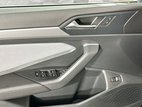 Used 2025 Volkswagen Jetta SE w/ Black Wheel Package image 24