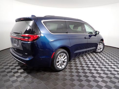 Used 2022 Chrysler Pacifica Touring-L w/ Uconnect Theater Family Group image 20