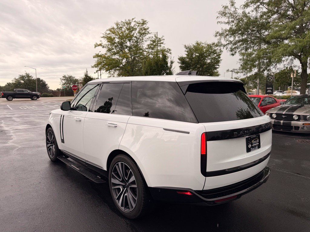 Used 2024 Land Rover Range Rover SE AWD/4WD image 3