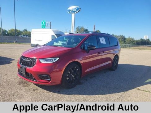 Used 2025 Chrysler Pacifica Limited image 12