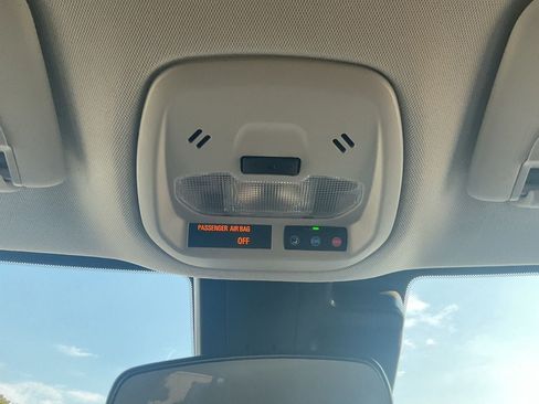 Used 2025 Chevrolet Trax LT w/ LT Convenience Package FWD image 19