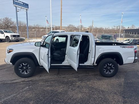 Used 2023 Toyota Tacoma TRD Off-Road image 4