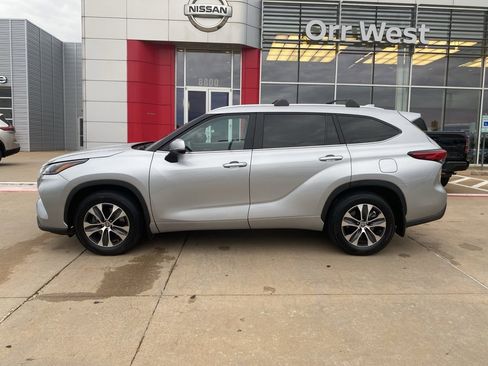 Used 2023 Toyota Highlander XLE image 2