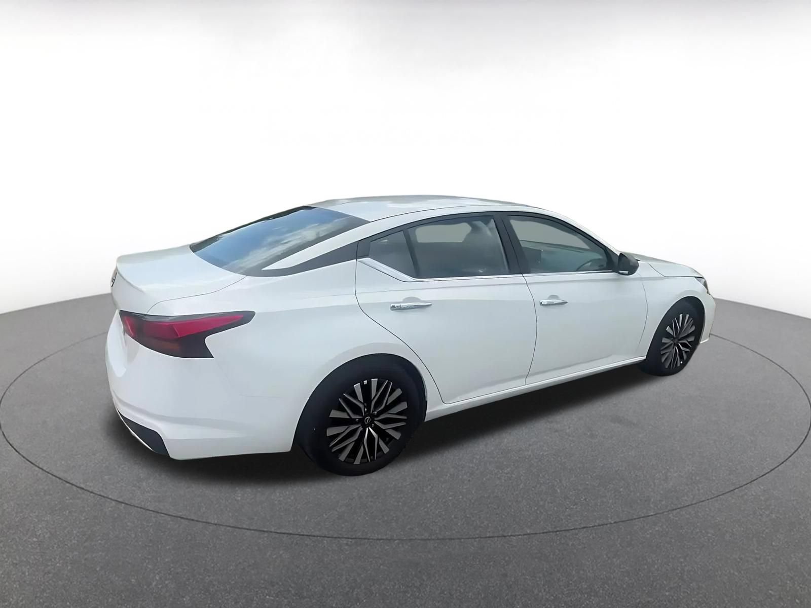 Used 2025 Nissan Altima 2.5 SV FWD image 13