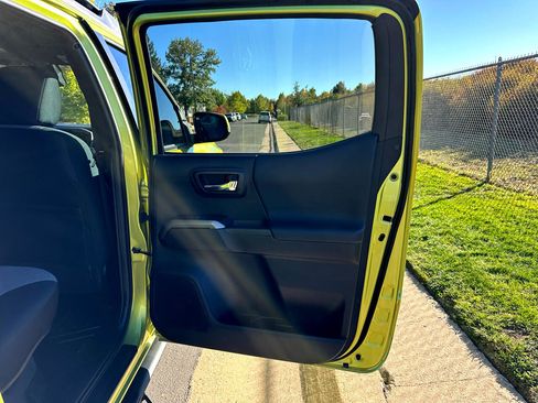 Used 2023 Toyota Tacoma TRD Off-Road image 23