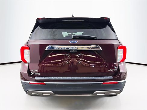 Used 2022 Ford Explorer XLT w/ Equipment Group 202A image 6