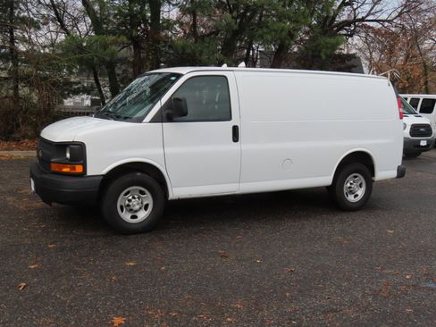 Used 2015 Chevrolet Express 2500 image 2