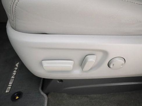 Used 2018 Toyota Sienna XLE w/ Carpet Mat Package image 9