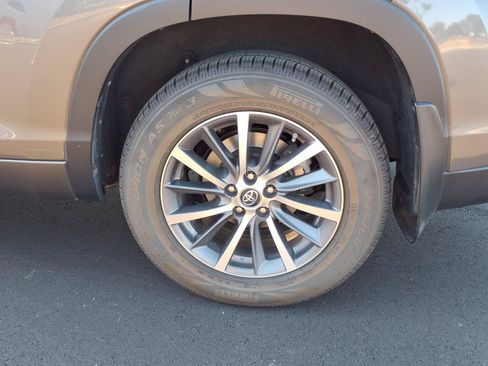 Certified 2018 Toyota Highlander XLE AWD/4WD image 19