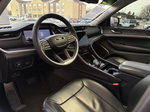 Used 2023 Jeep Grand Cherokee Limited w/ Luxury Tech Group II image 11