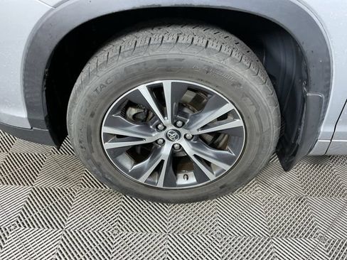 Used 2017 Toyota Highlander Plus AWD/4WD image 9