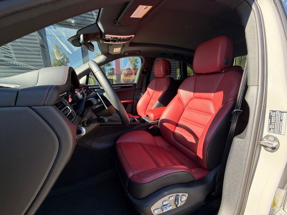 Certified 2026 Porsche Macan Turbo AWD/4WD image 5