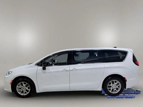 Used 2024 Chrysler Pacifica Touring-L FWD image 8
