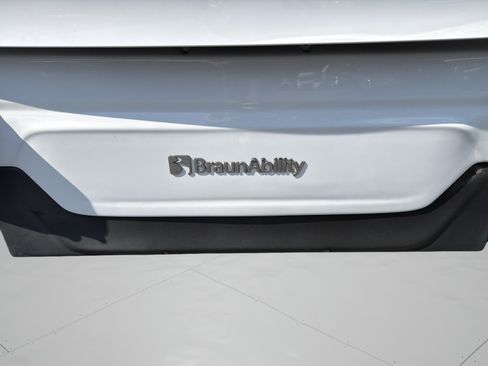 Used 2022 Chrysler Pacifica Touring-L FWD image 7