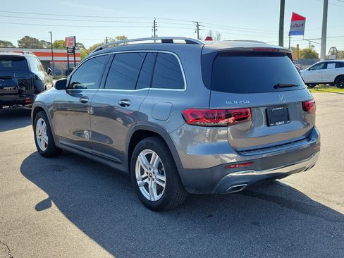 Used 2021 Mercedes-Benz GLB 250 4MATIC w/ Premium Package image 4