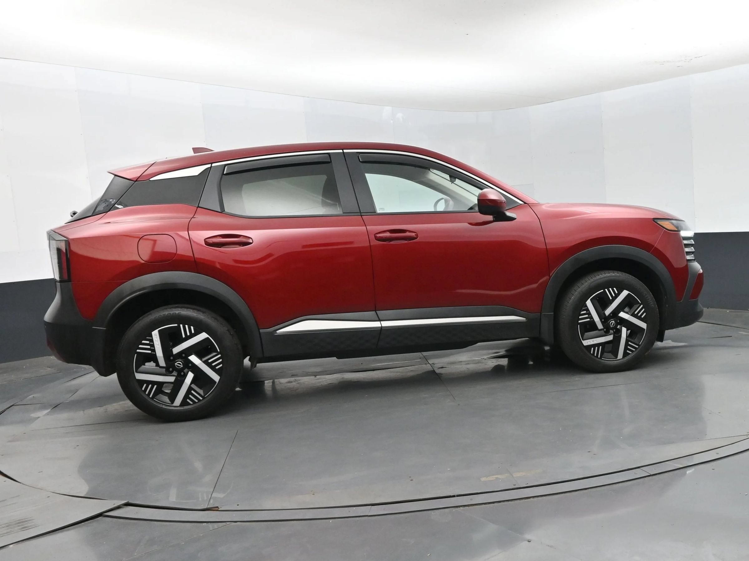Used 2025 Nissan Kicks SV FWD image 4
