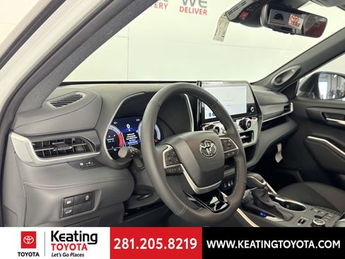 New 2026 Toyota Highlander XSE image 2