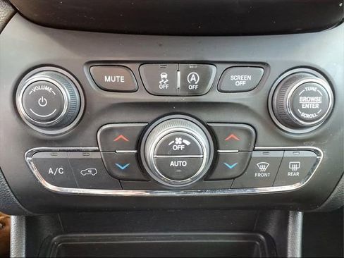 Used 2020 Jeep Cherokee Limited image 19