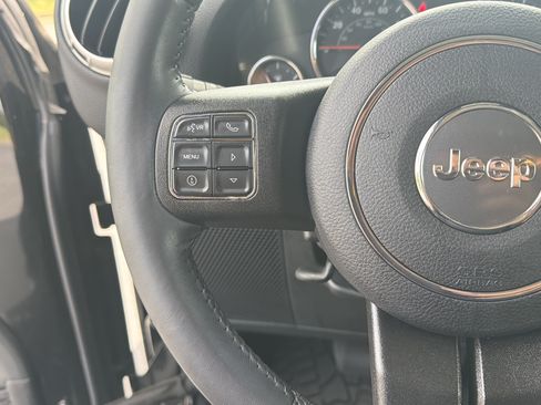 Used 2018 Jeep Wrangler Unlimited Sahara w/ Connectivity Group AWD/4WD image 12