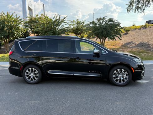 Used 2025 Chrysler Pacifica Pinnacle FWD image 6